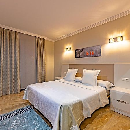 Marina Luxury Apartment เอสเตโปนา ภายนอก รูปภาพ